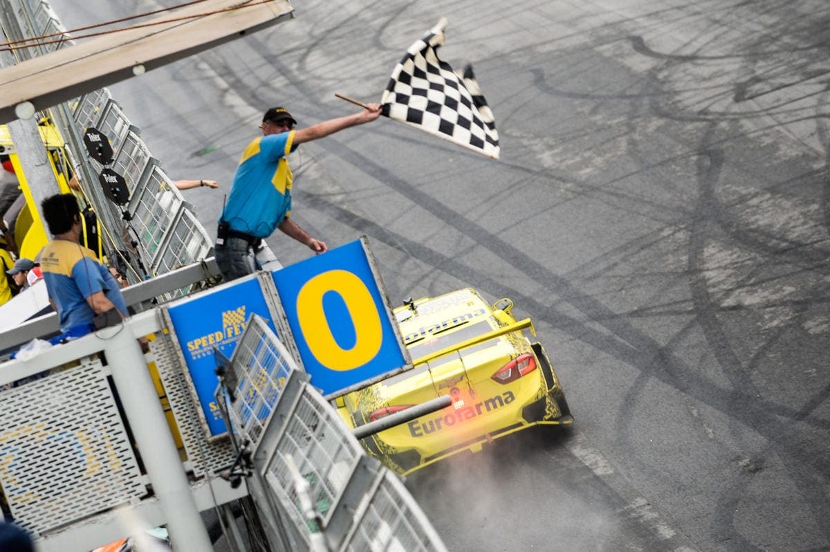 Bandeira quadriculada para Daniel Serra e João Paulo de Oliveira - Stock Car - Interlagos
