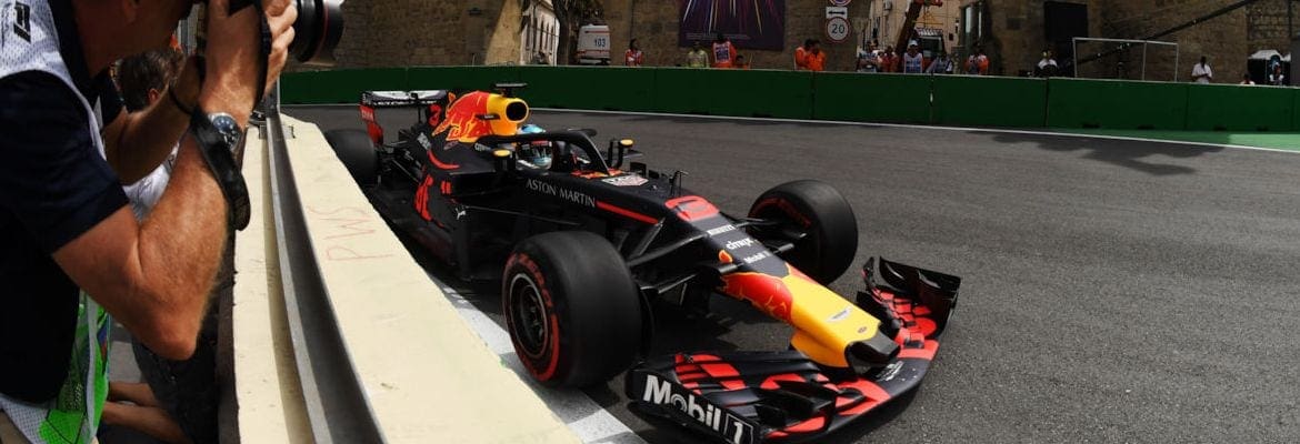 Com Ferrari na cola, Ricciardo lidera segundo treino livre para a Red Bull em Baku