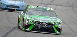 Kyle Busch suporta pressão de Harvick no fim e vence no Texas