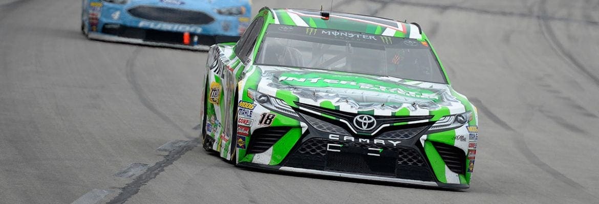 Kyle Busch suporta pressão de Harvick no fim e vence no Texas