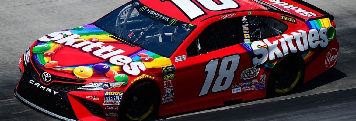 Kyle Busch supera irmão mais velho Kurt Busch e ganha pole em Bristol