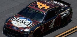 Kevin Harvick supera colega Kurt Busch e leva pole em Talladega