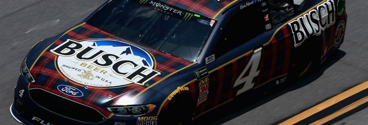Kevin Harvick supera colega Kurt Busch e leva pole em Talladega