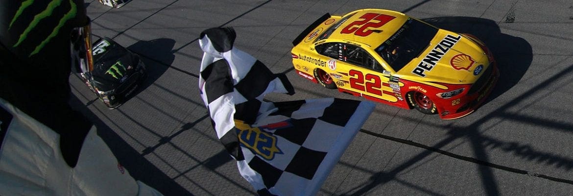 Joey Logano resiste a pressão no fim e vence em Talladega