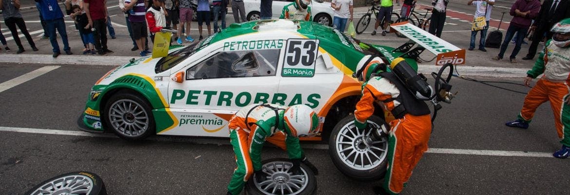 Stock Car promove a ação “Mecânico por um Dia” durante carreata em Curitiba