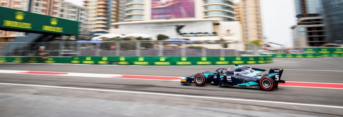 Albon conquista a pole em Baku; Sette Câmara larga na 6ª posição