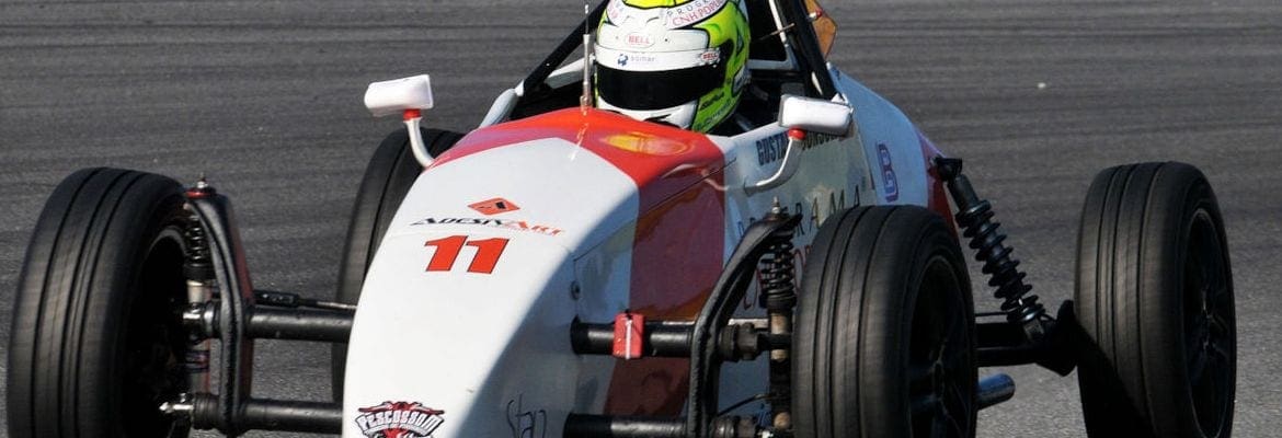 Estreia da FVee Júnior tem dobradinha e piloto mineiro vence com carro inspirado em Senna