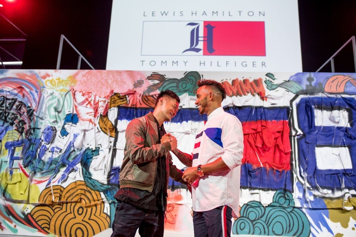Tommy Hilfiger e Lewis Hamilton anunciam coleção colaborativa "TommyXLewis" Lewis Hamilton - Tommy Hilfiger