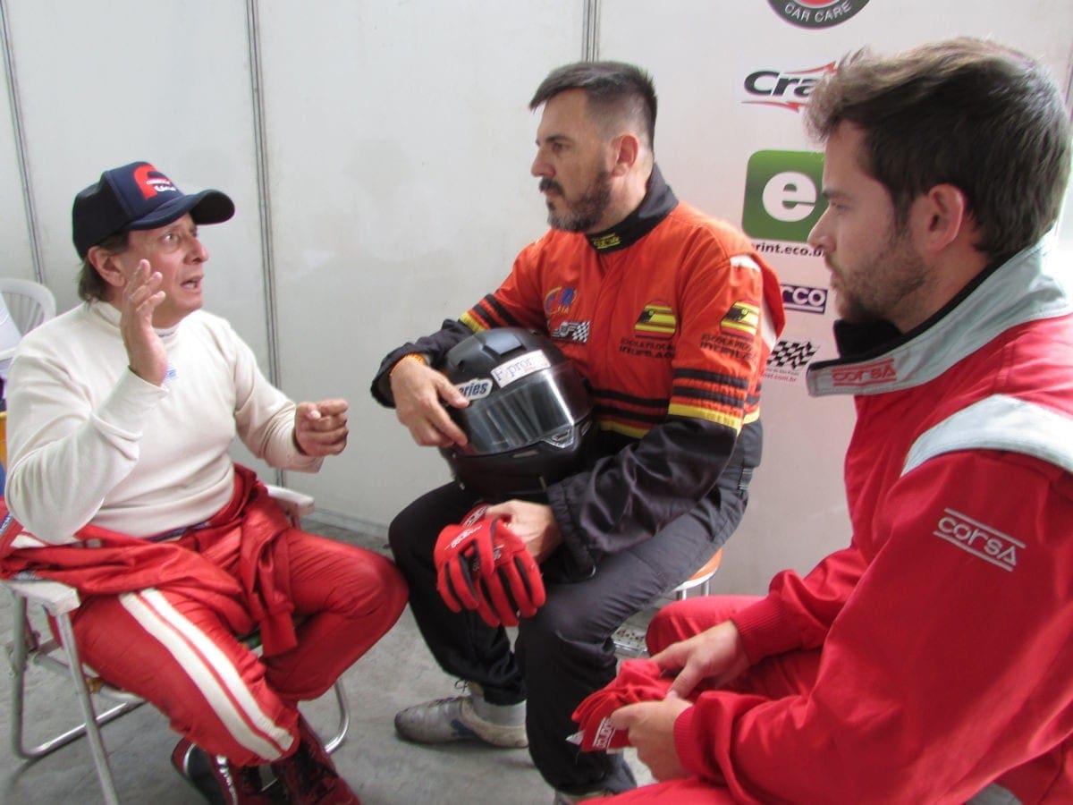 Pilotos da Fórmula Vee poderão testar carro da Nascar na Europa William Ayer (à esq.) orienta novos pilotos para teste na Fórmula Vee, em Interlagos