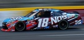 Kyle Busch marca pole em Charlotte, Harvick punido larga atrás no grid