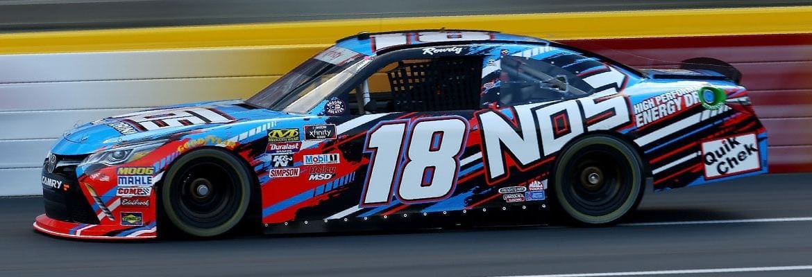 Kyle Busch marca pole em Charlotte, Harvick punido larga atrás no grid
