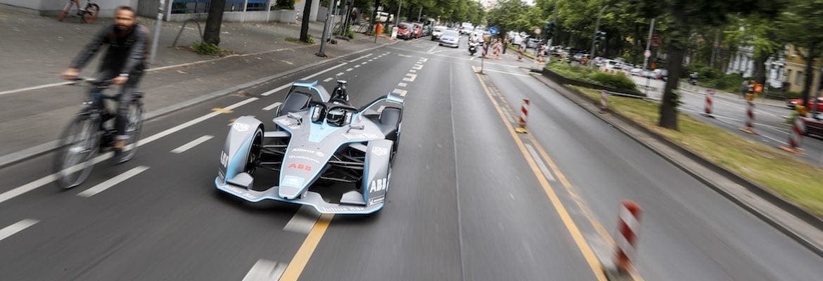 VÍDEO: Nico Rosberg anda pelas ruas de Berlim com novo Fórmula E