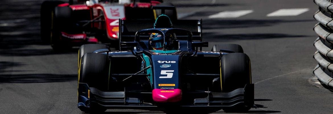 Albon é penalizado por incidente com De Vries