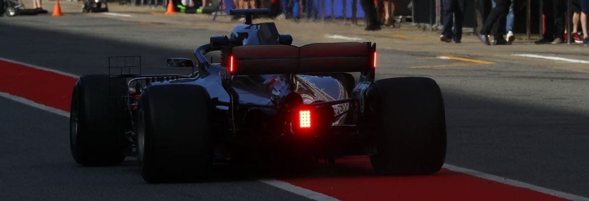 A pedido da FIA, Mercedes testa luz vermelha na asa traseira para condições de chuva