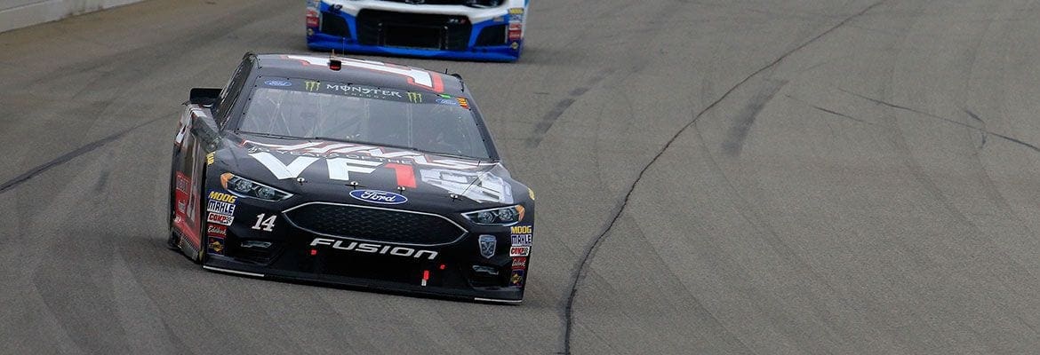 Clint Bowyer surpreende e garante triunfo em Michigan