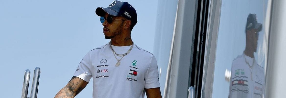 Hamilton brinca sobre faltar na coletiva de sábado para assistir a Inglaterra jogar