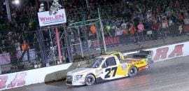 Briscoe derrota Enfinger em final emocionante na Truck Series