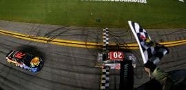 Em prova caótica, Erik Jones conquista sua primeira vitória na NASCAR