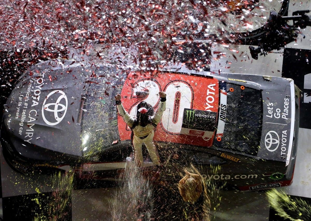 Em prova caótica, Erik Jones conquista sua primeira vitória na NASCAR Erik Jones - Nascar