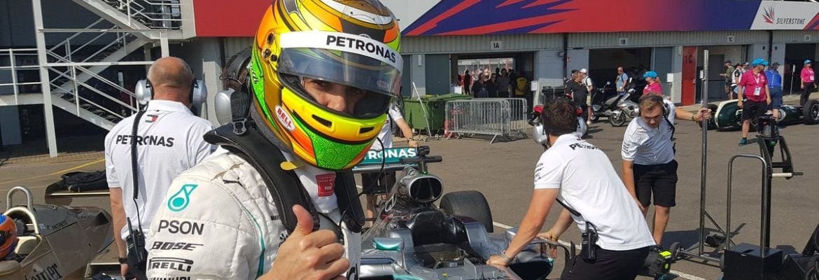 Esteban Gutiérrez guia carro da Mercedes em evento no circuito de Silverstone