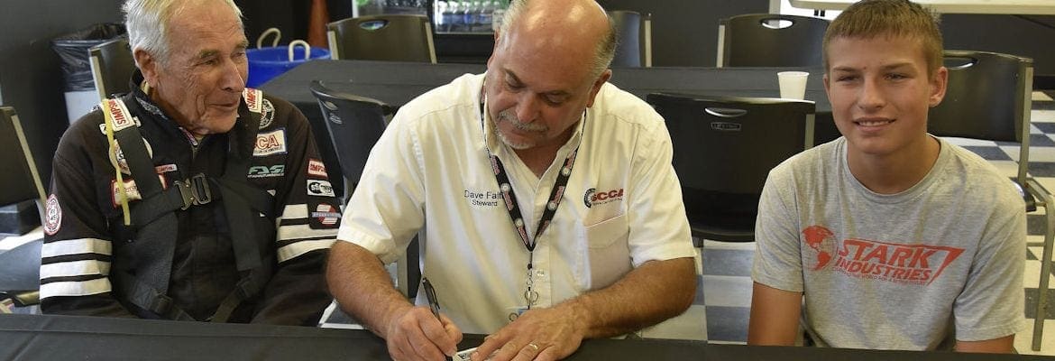 Fórmula Vee reúne pilotos de 16 e de 88 anos para estabelecer recorde mundial nos EUA