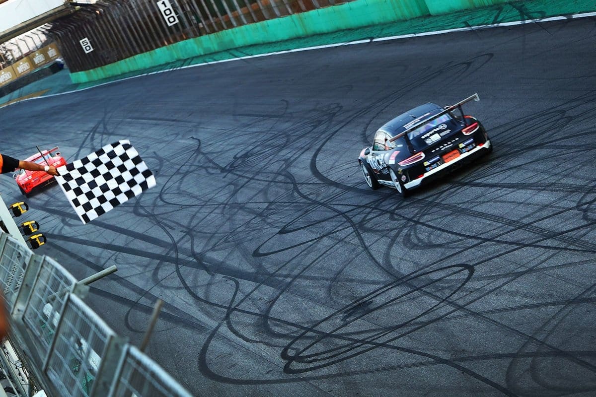 Com definição nas voltas finais, Neugebauer e Jimenez vencem a abertura da Porsche Império GT3 Cup Endurance Series Porsche Império GT3 Cup Endurance Series