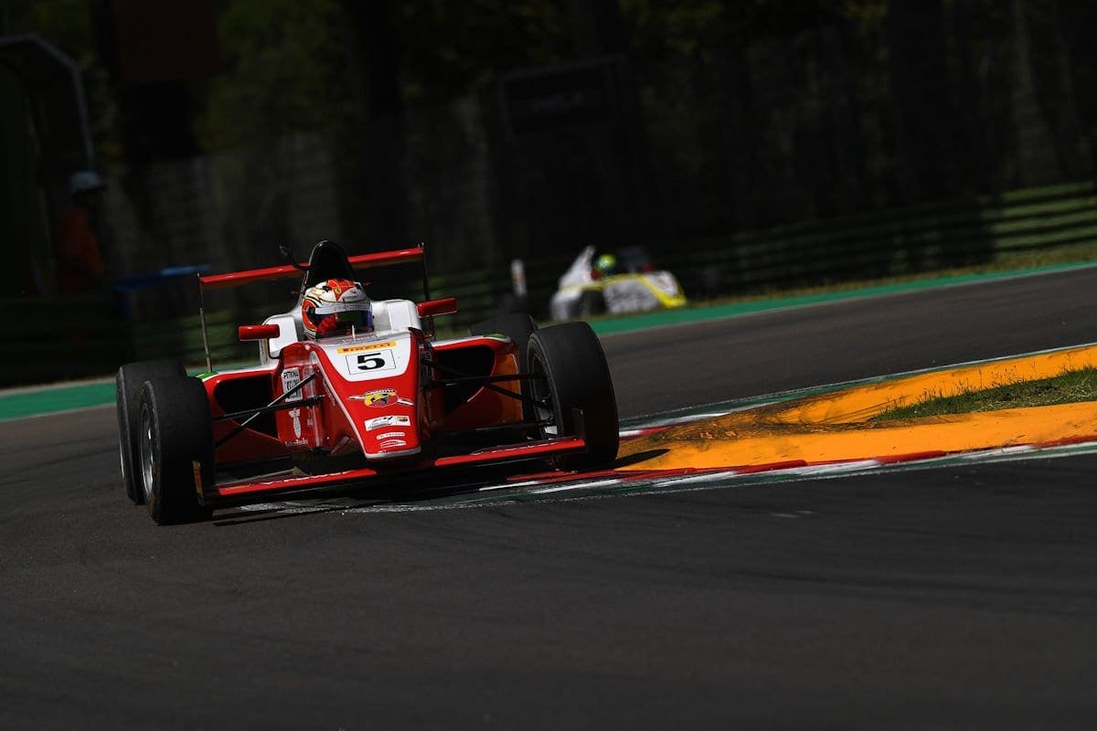 F4 italiana: Gianluca Petecof completa a rodada tripla de Ímola com pontos em todas as corridas Gianluca Petecof - F4 italiana