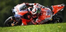 Lorenzo é submetido a cirurgia de sucesso no pulso