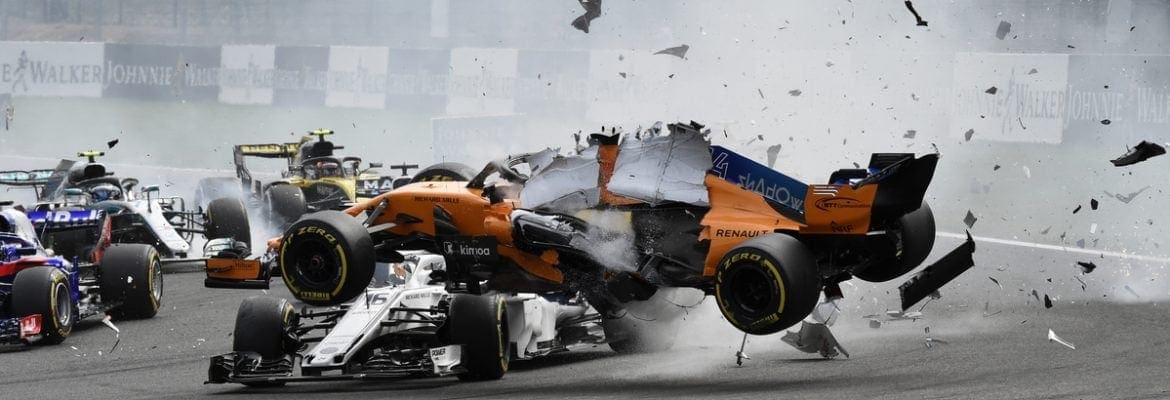 “Da última vez que isso aconteceu, Romain foi proibido de correr”, diz Alonso após acidente com Hulkenberg