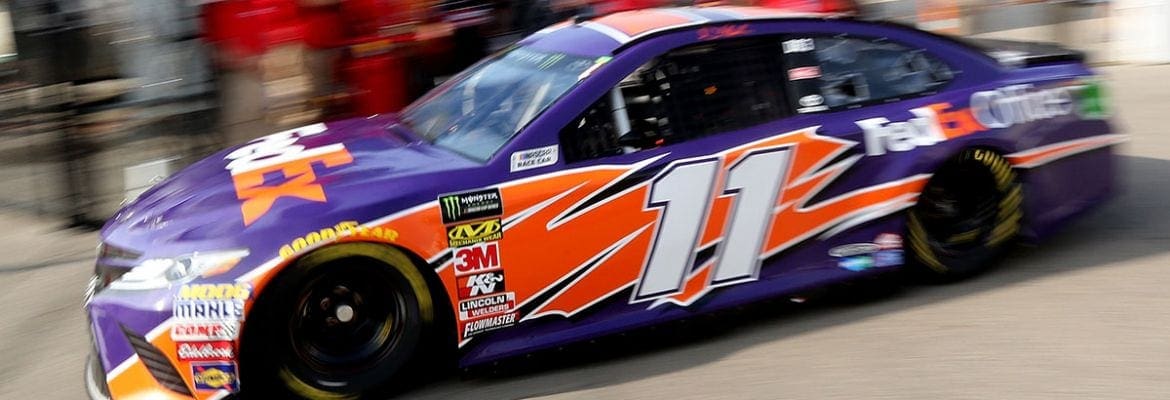 Denny Hamlin marca pole da NASCAR no Michigan International Speedway