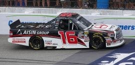 Brett Moffitt supera Johnny Sauter na linha da vitória da NASCAR Truck