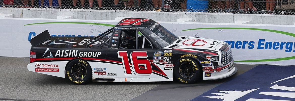 Brett Moffitt supera Johnny Sauter na linha da vitória da NASCAR Truck