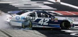 Kyle Larson recebe a vitória da NASCAR Xfinity em Bristol