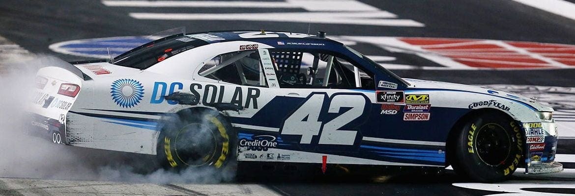 Kyle Larson recebe a vitória da NASCAR Xfinity em Bristol