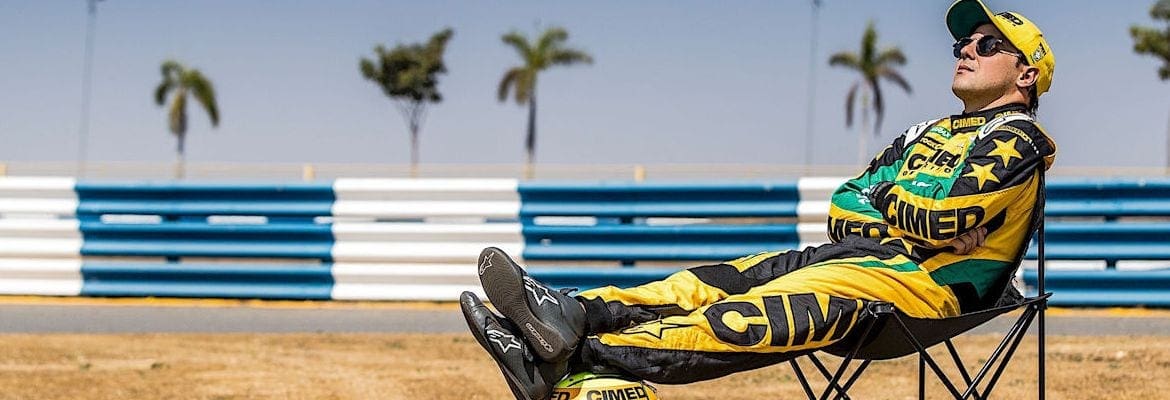 Treinos da Stock Car são adiados e Felipe Massa aproveita sol em Goiânia no “estilo Alonso”