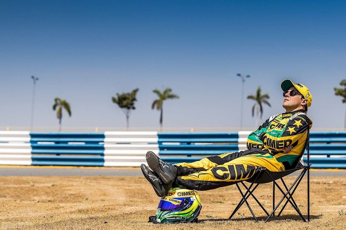 Treinos da Stock Car são adiados e Felipe Massa aproveita sol em Goiânia no "estilo Alonso" Felipe Massa - Cimed Racing