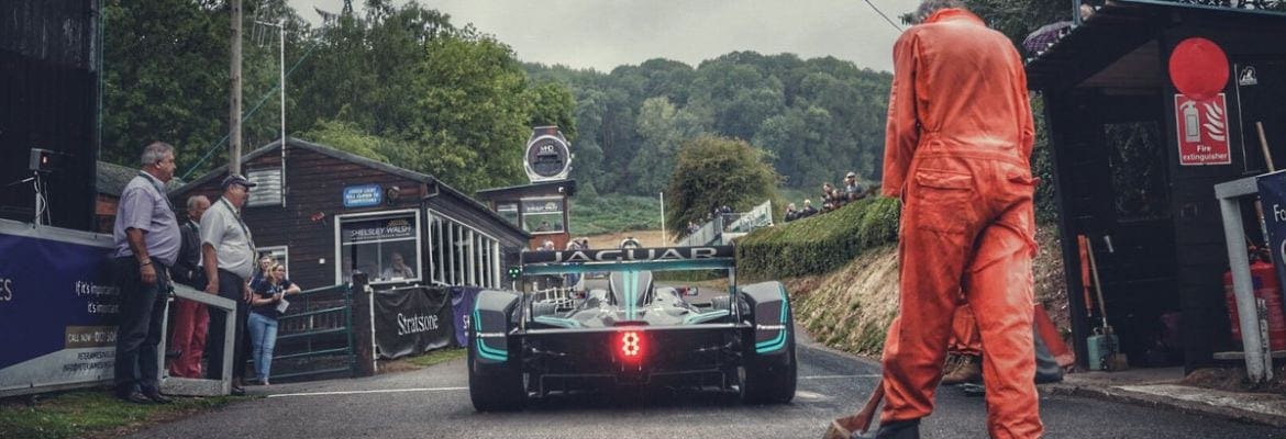 Jaguar quebra recorde elétrico em subida de montanha na Inglaterra