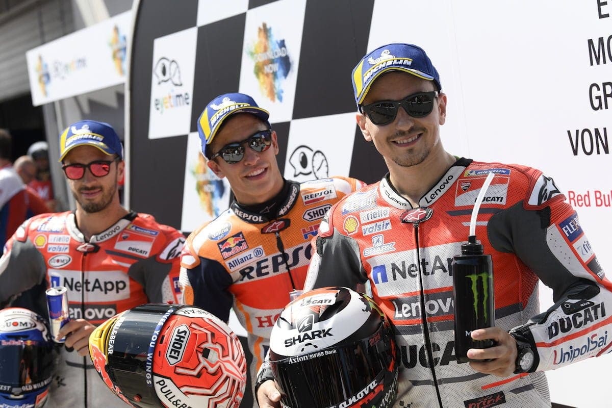 Lorenzo supera Marquez para vencer batalha épica na Áustria Dovizioso, Marquez e Lorenzo - MotoGP - Áustria