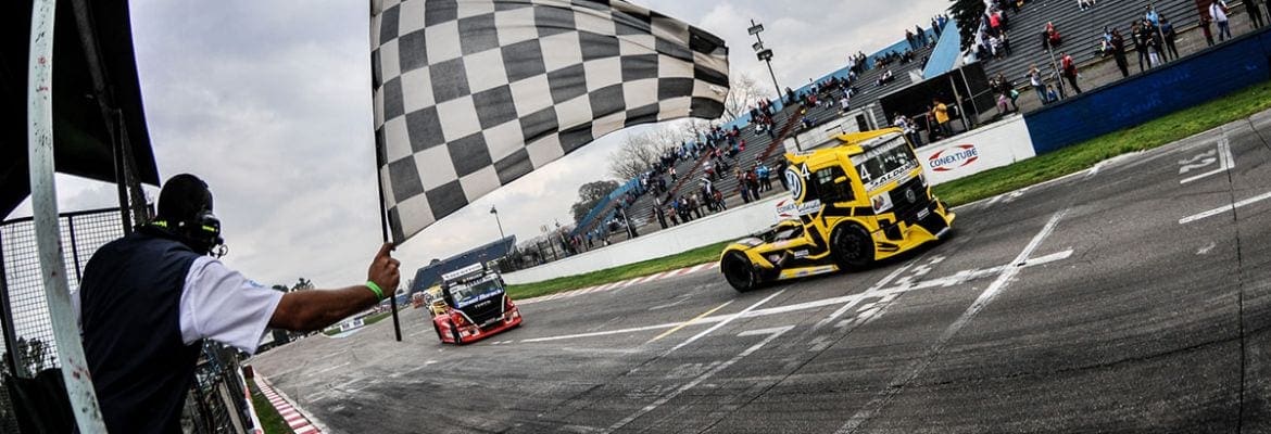 Felipe Giaffone domina as duas corridas da Copa Truck em Buenos Aires