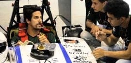 Di Grassi pilota carro de corrida desenvolvido por alunos da FEI no Salão de Veículos Elétricos em São Paulo