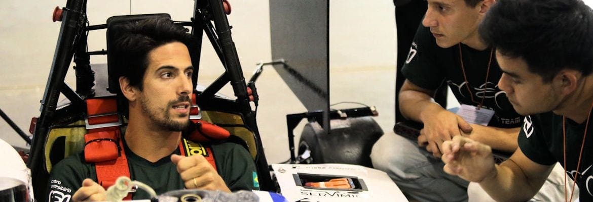 Di Grassi pilota carro de corrida desenvolvido por alunos da FEI no Salão de Veículos Elétricos em São Paulo