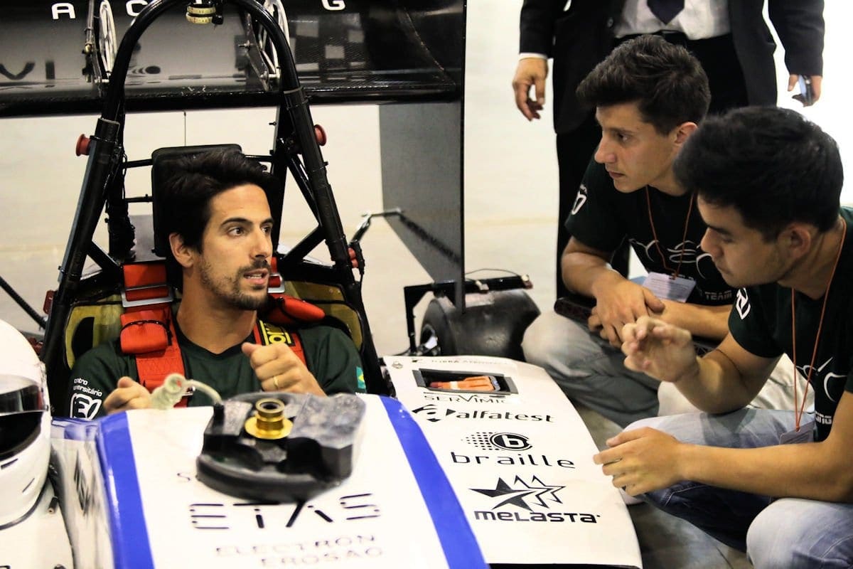 Lucas Di Grassi pilota carro de corrida elétrico desenvolvido por  estudantes de engenharia