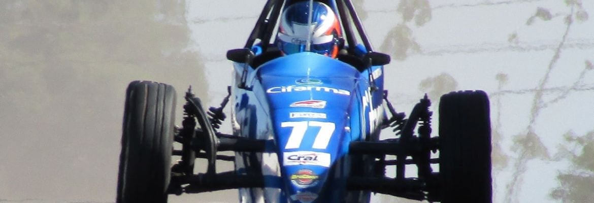 Garoto de 15 anos dá show e fica perto do título na Fórmula Vee