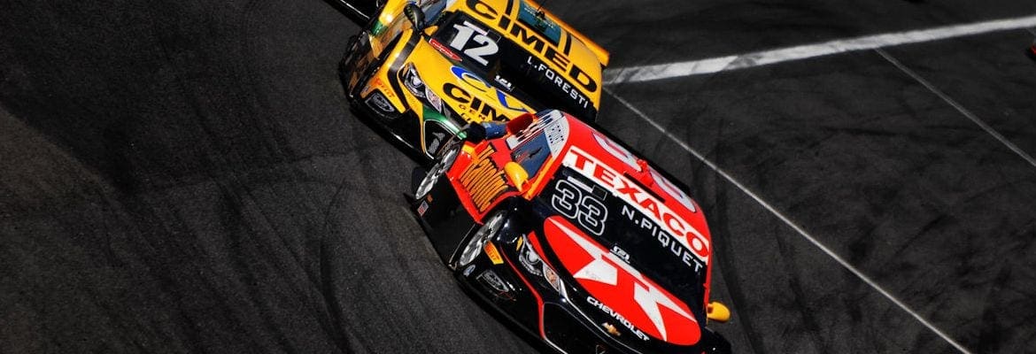 Mesmo “cozinhando” dentro do carro, Nelsinho Piquet pontua nas duas corridas no Velo Città