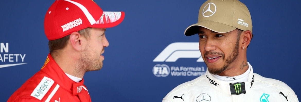 Hamilton: falta de títulos da Ferrari foi muita pressão “nas costas” de Vettel