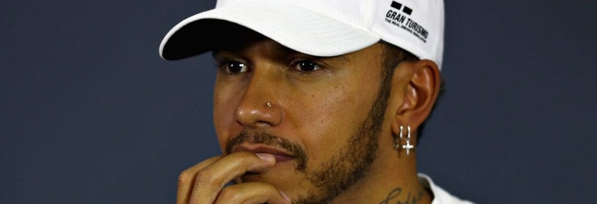 Hamilton insinua movimento futuro na Ferrari