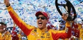 Joey Logano vence final emocionante sobre Martin Truex Jr em Martinsville