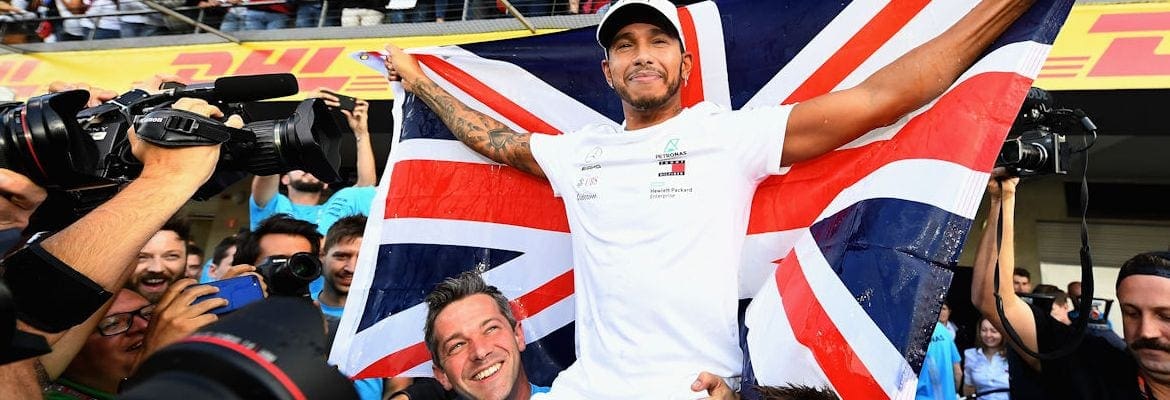 Max Verstappen vence, e Lewis Hamilton é pentacampeão mundial de Fórmula 1 no México