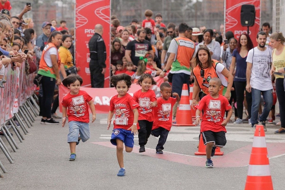 Ayrton Senna Racing Day movimenta Interlagos com Maratona de Revezamento e exposição Ayrton Senna Racing Day