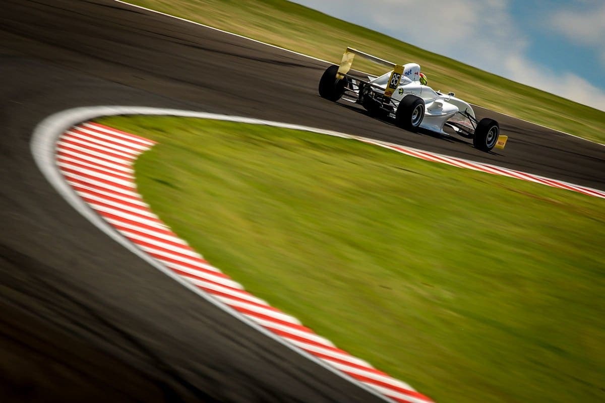 Enzo Bortoleto tem retorno triunfal na Fórmula Academy Sudamericana Enzo Bortoleto - F Academy
